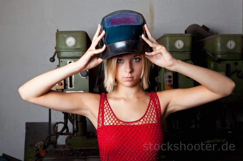 _MG_6173_welder.jpg - junge Frau mit einer Schweißermaske