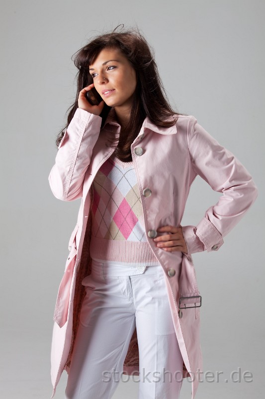 _MG_7778_handy.jpg - Mädchen in einem rosa Mantel